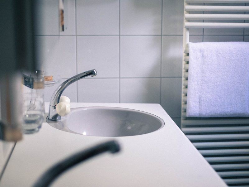 Nahaufnahme einer sauber montierten Sanitär-Armatur